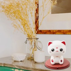 Smiling Eyes Solar Nodding Cat for Car/Home Decoration Cute and Eco friendly