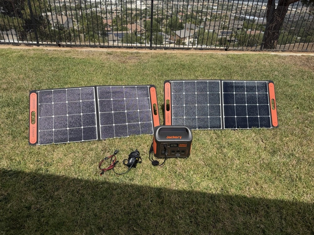 Jackery Explorer 1000 V1 With 2 Solar Saga 100 Solar Panels